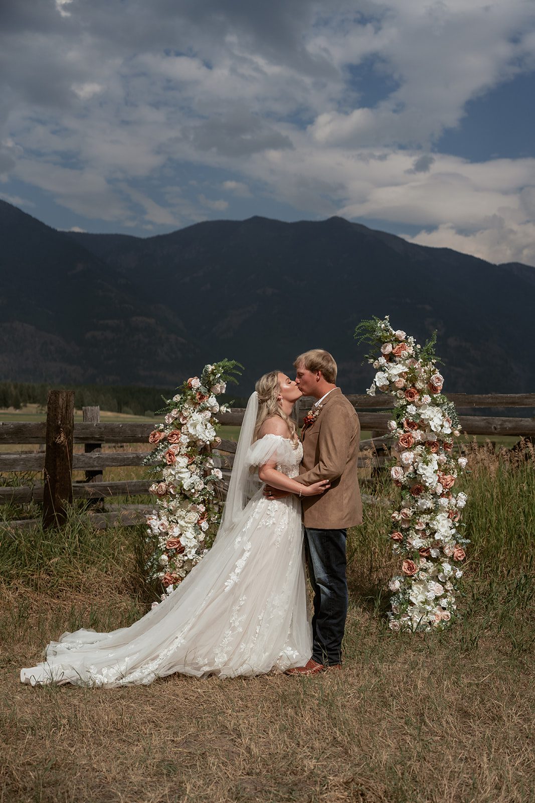 A Western-Inspired Northwest Montana Airbnb intimate wedding featuring a warm color palette of terracotta, mustard, and burnt orange tones