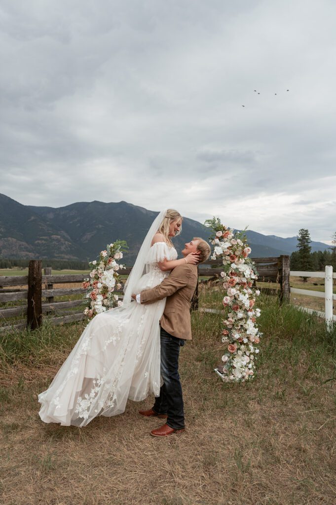 A Western-Inspired Northwest Montana Airbnb intimate wedding featuring a warm color palette of terracotta, mustard, and burnt orange tones