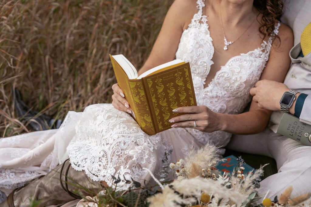 Wedding photo ideas for book lovers